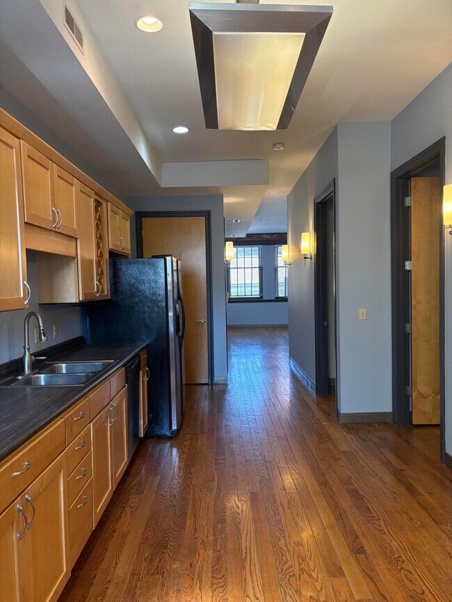 Foto del edificio - 1106 E Broadway