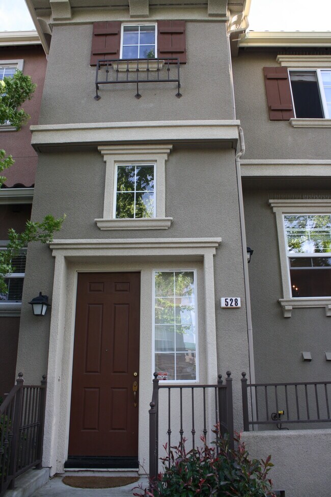 Main entrance - 528 Adeline Ave