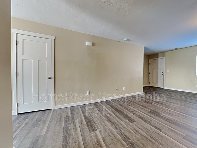 Building Photo - 3356 Blaze Dr