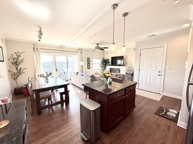 Building Photo - 1144 W Roscoe St