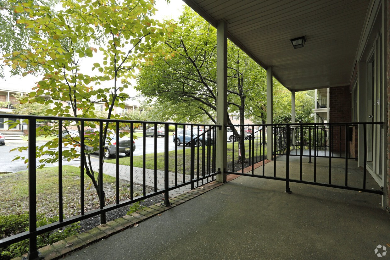 Chelsea Village Apartments in Matawan, NJ