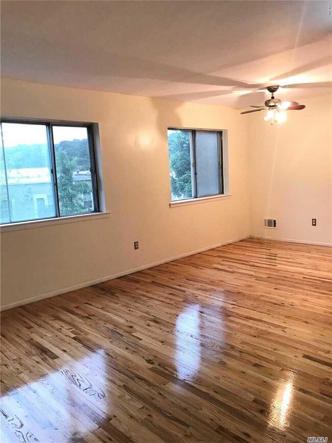 Foto del edificio - 240-76-240-67 67th Ave