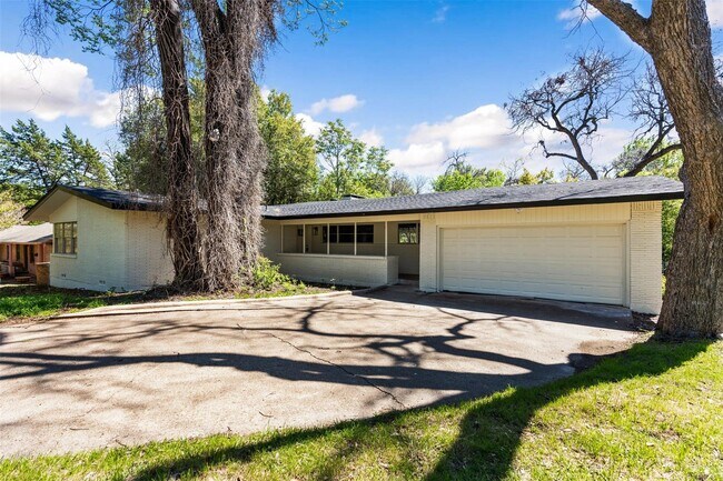 Building Photo - 2530 Whitewood Dr
