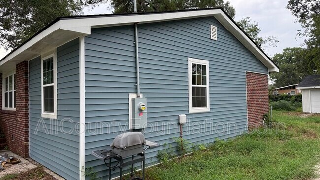 Building Photo - 212 Ellen St