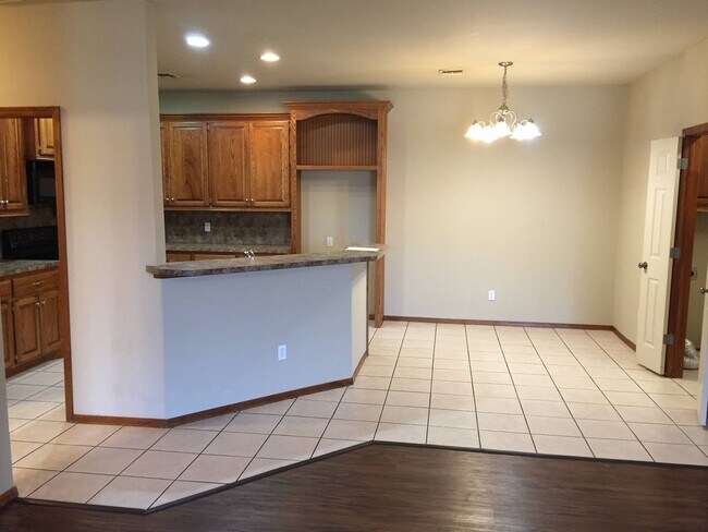 Building Photo - 2 Bed 2 Bath duples in Moore!