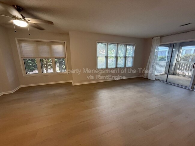 Foto del edificio - 201 Oakwood Ct