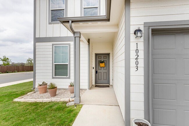 Building Photo - Move-In Ready 4BR Home Near Randolph AFB - Realtor Commission: $500