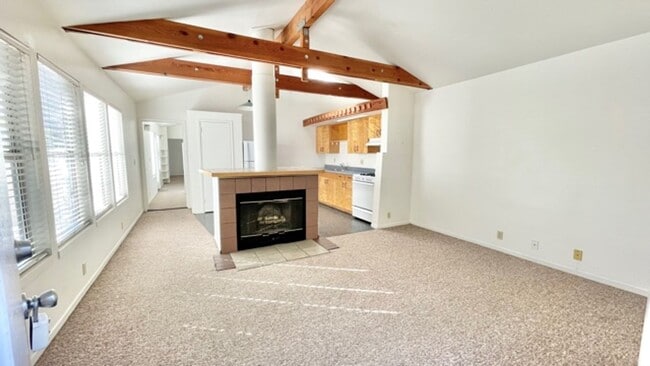 Building Photo - 2 Bedroom with Balcony and views of Cerro ...
