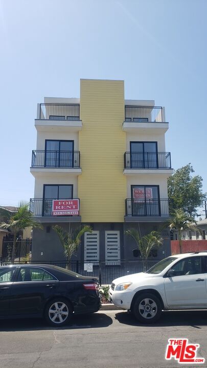 Primary Photo - 2131 Carmona Ave