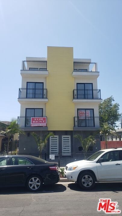 Building Photo - 2131 Carmona Ave