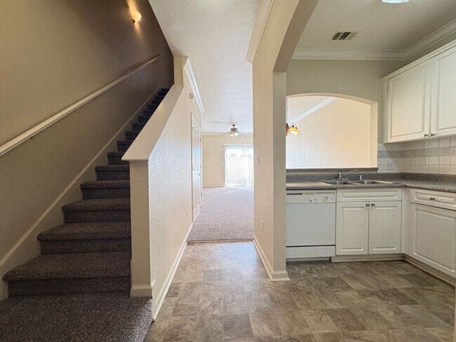 Foto del edificio - Ground Level, Two Bedroom Condo in Davis Oaks