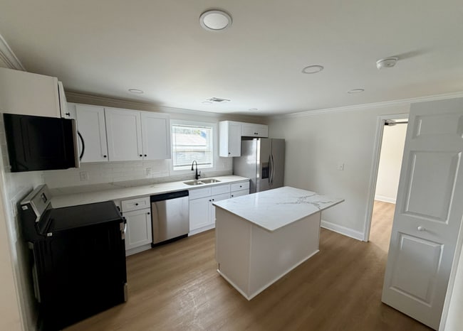 Building Photo - CHARMING RANCH STYLE HOME AVAILABLE NOW!