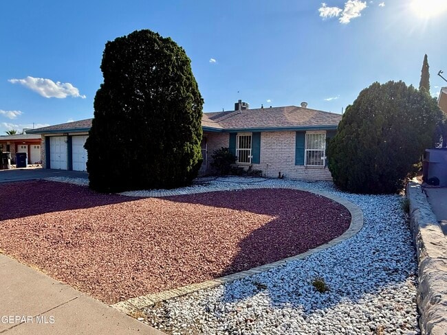 Building Photo - 1649 Lomaland Dr