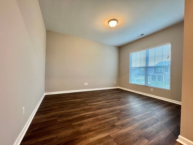 Foto del edificio - Like New 4 Bedroom Home w/ 2 Car Garage