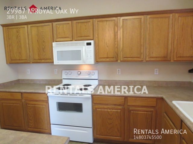 Building Photo - Beautiful Johnson Ranch home with a 3 car ...