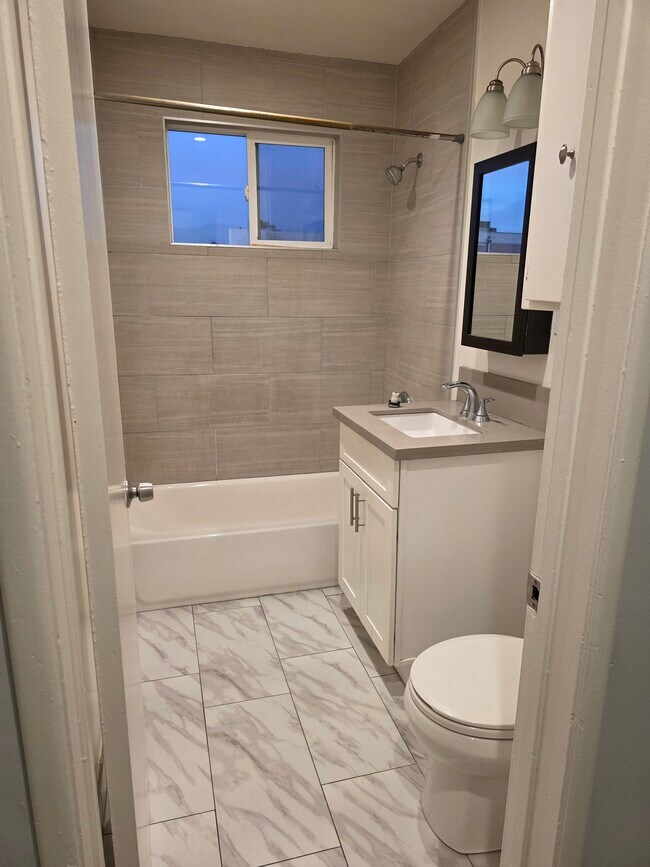 Baño - 218 E Chevy Chase Dr