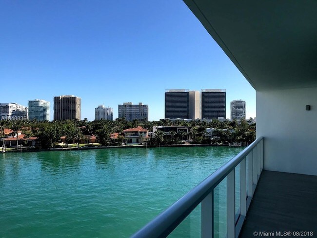Building Photo - 9821 E Bay Harbor Dr