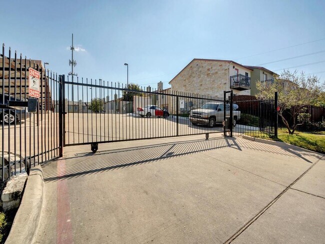 Building Photo - 6900 E Riverside Dr