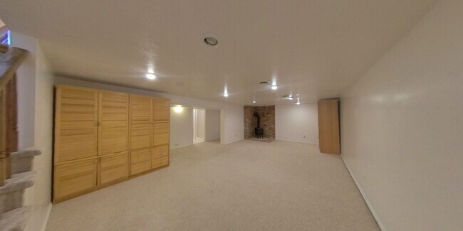 Building Photo - 5 bedroom 3.5 bath home near Morning Star