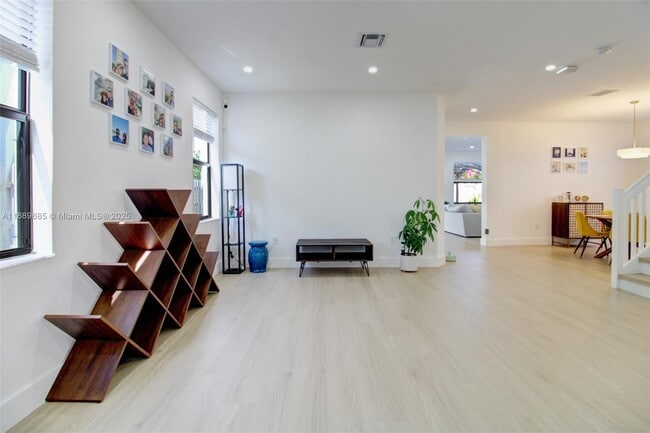 Building Photo - 21016 NE 2nd Ct