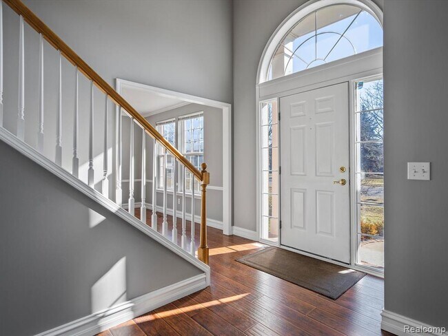 Foto del edificio - 200 Regents Blvd