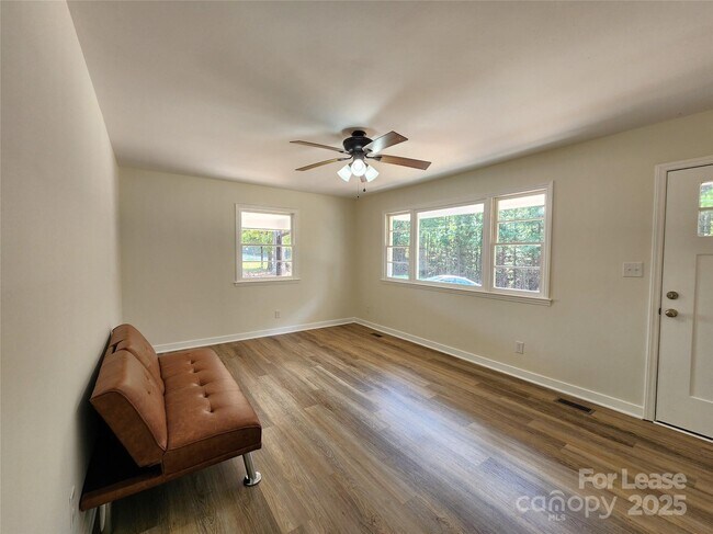 Foto del edificio - 204 Long Creek Rd