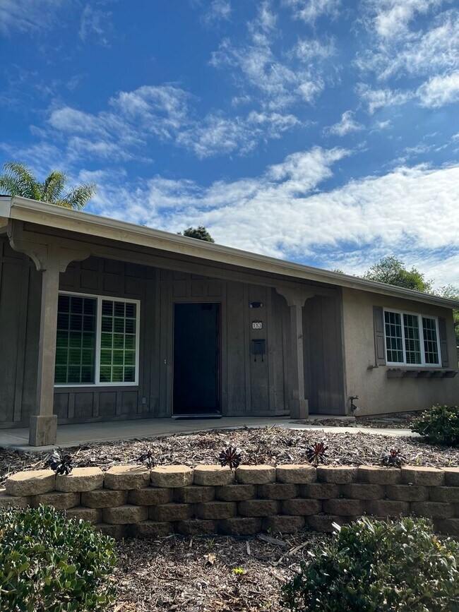 Foto del edificio - 153 Las Flores Dr