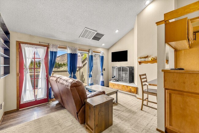 Building Photo - 2600 Valley View Dr