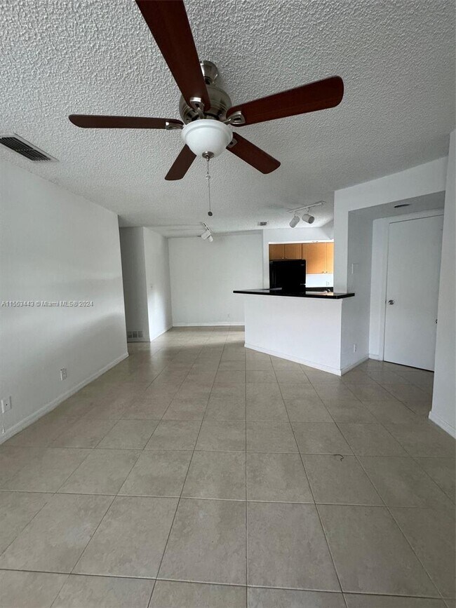 Foto del edificio - 3350 Pinewalk Dr N