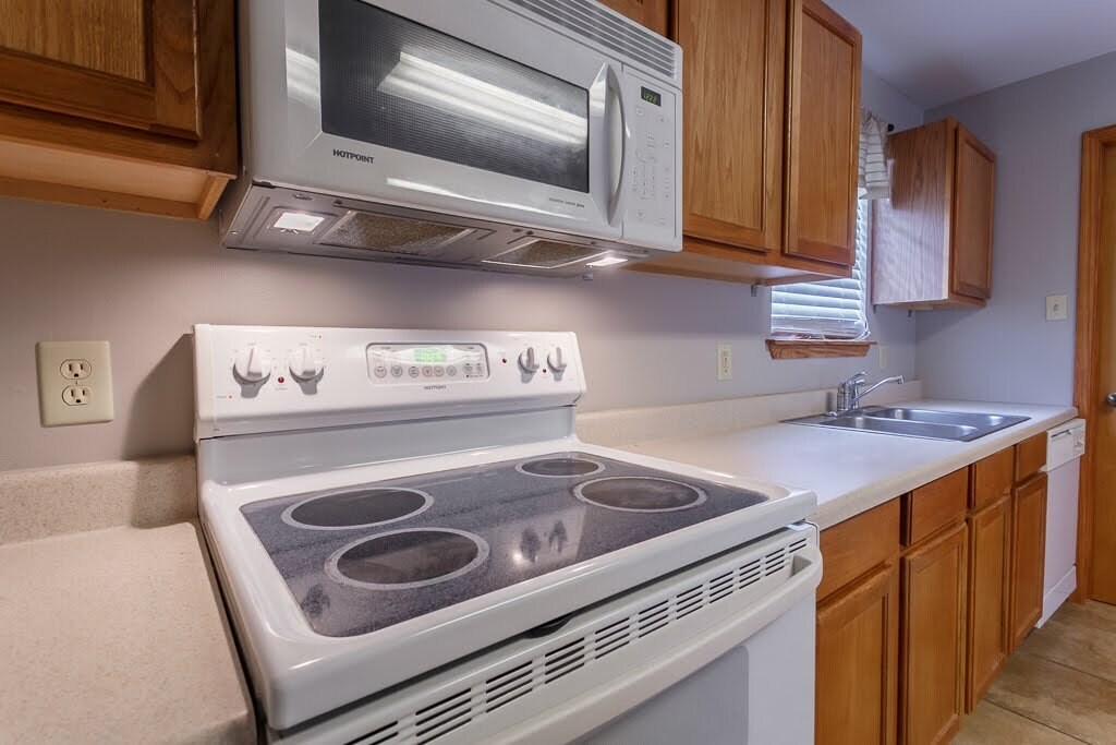 Kitchen with Microwave and stove - 2812 W Barnett Springs Ave
