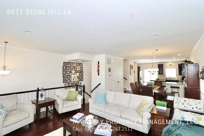Foto del edificio - 4 Bedroom Luxury Townhome W/ Private Deck ...