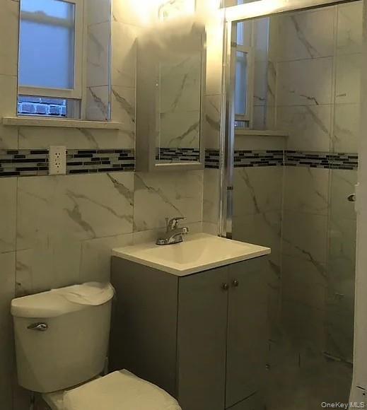 Foto del edificio - 83-17 Vietor Ave