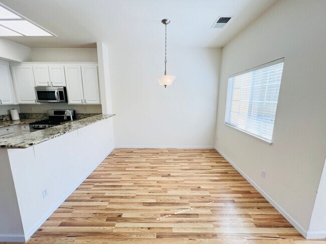Foto del edificio - Meticulous 3 Bed 2 Bath Centrally Located ...
