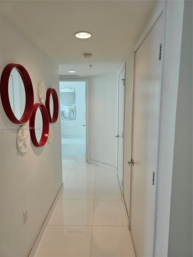 Foto del edificio - 150 Sunny Isles Blvd