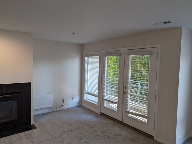 Building Photo - 420 Bellevue Way SE