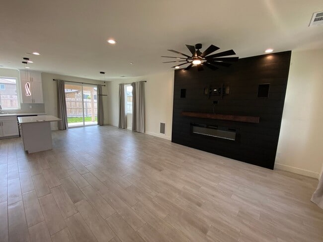 Building Photo - Charming home located in Arbor Gates community. Coming soon!