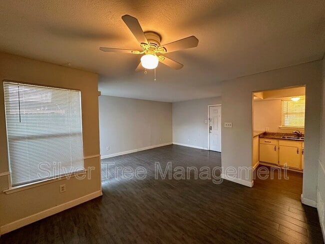 Building Photo - 4820 Wellesley Ave