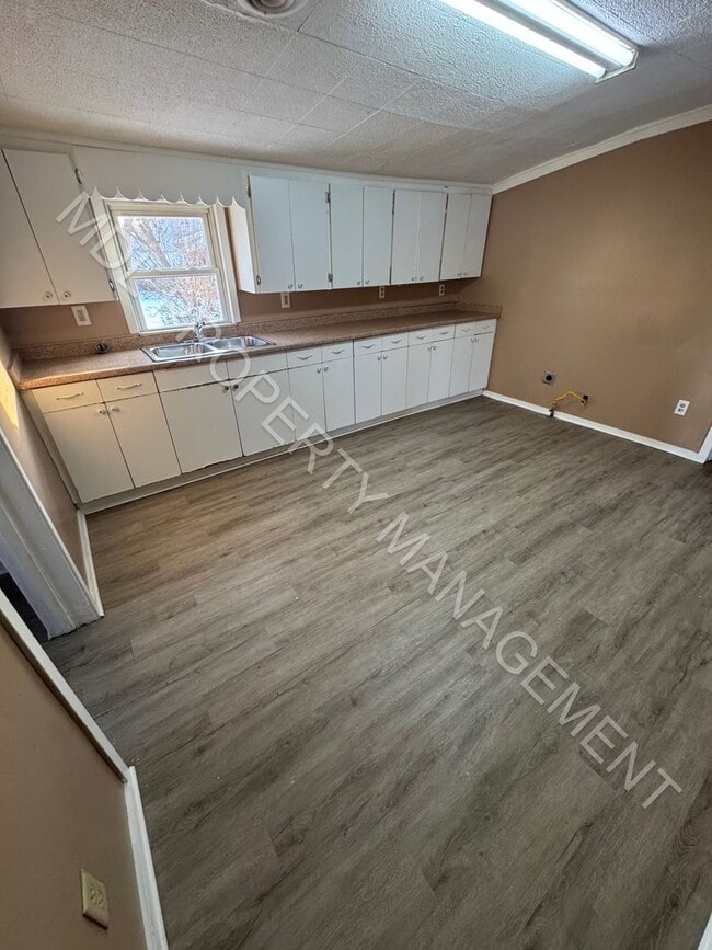 Foto del edificio - Charming 2-Bedroom Home with Bonus Room, Spacious Kitchen & Great Outdoor Space