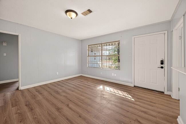 Foto del edificio - 5315 Bellfort Ave