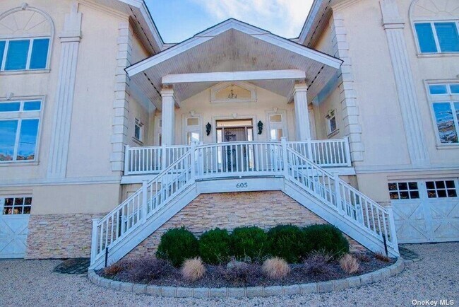 Building Photo - 605 Dune Rd