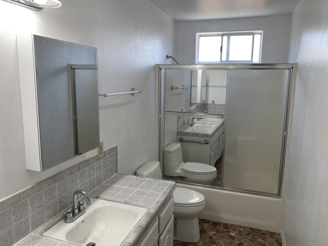 Building Photo - 825 Raaberg Way