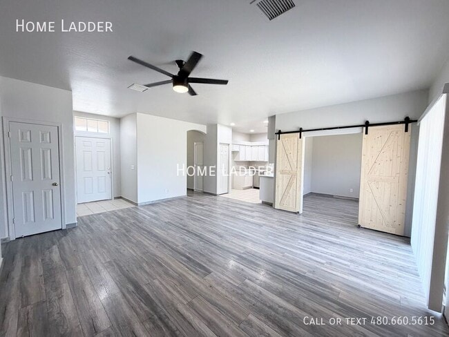 Building Photo - 651 W Fairway Cove Dr