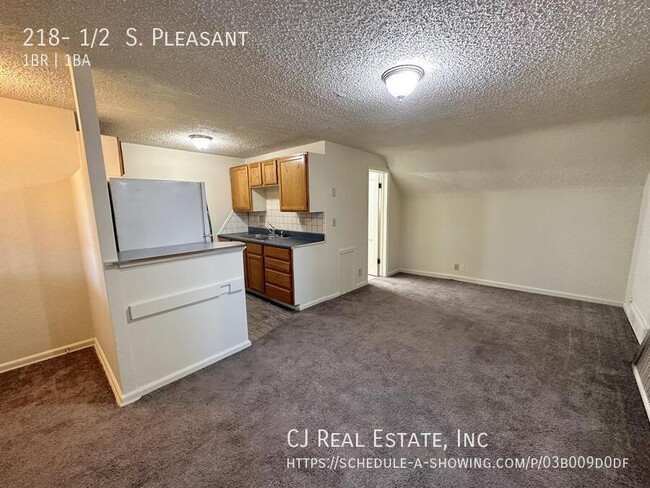 Building Photo - 218- 1/2  S. Pleasant-