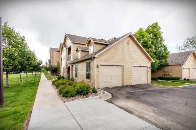 Building Photo - Amazing 1st Floor Condo
