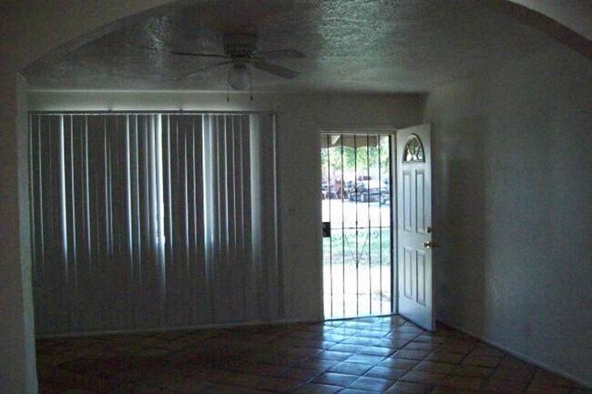 Building Photo - 4 Bedroom 3 Bath Home Available