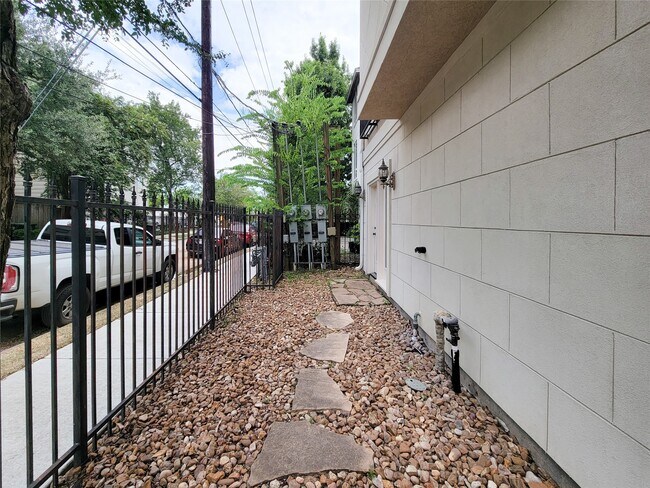 Foto del edificio - 2418 Ralph St