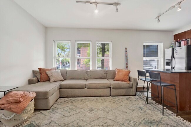 Foto del edificio - 3503 N Racine Ave