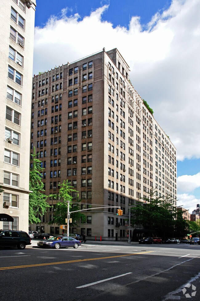 Building Photo - 685 W End Ave