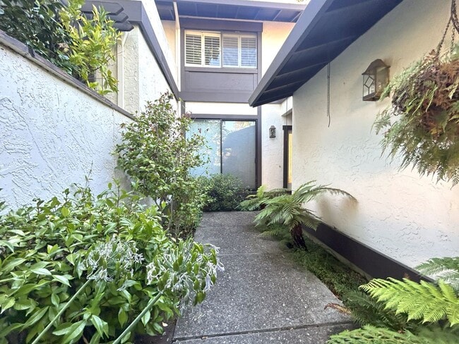 Building Photo - 3br/2.5ba Two Story Townhouse in Sharon He...