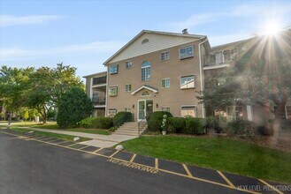 Building Photo - 451 Valley Dr